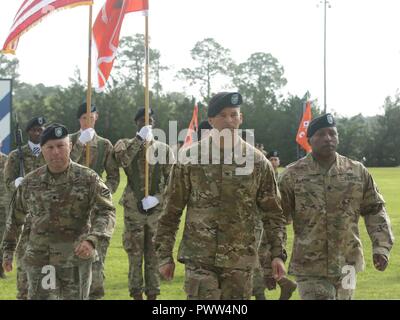 Oberstleutnant Osvaldo "Oz" Ortiz (links), Oberst Sean C. Bernabe und Oberstleutnant Christopher J. Byrd März zu ihrer Position bei Anruf Teil des Offiziers, der eine Änderung der Befehl Zeremonie, 29. Juni 2017 in Fort Stewart, Ga. Stockfoto