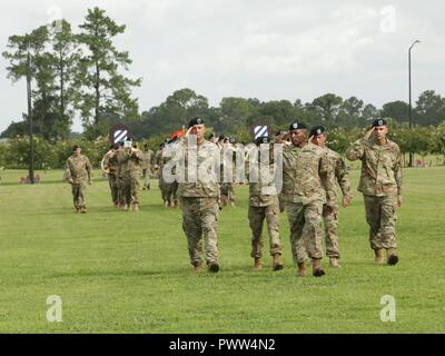 Oberstleutnant Christopher J. Byrd der 123 Division Signal Battalion, 3 Infanterie Division eingehende Commander und primäre Verhalten der Mitarbeiter weitergeben und Überprüfung eine Änderung des Befehls Zeremonie, 29. Juni 2017 in Fort Stewart, Ga. in den Pass und Überprüfung Teil der Veränderung des Befehls Zeremonie erlaubt Oberst Sean C. Bernabe, der Task Force Marne Commander, Soldaten der Einheit zu prüfen. Stockfoto