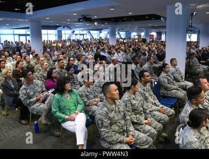 Us Air Force Generalleutnant John Thompson, der Kommandant der Raum und Missile Systems Center und Executive Officer für den Platz an der Los Angeles Air Force Base Schriftsatz zivile und militärische Mitglieder bei seinem ersten SMC Alle Call am 20. Juni 2017, in El Segundo, Calif. Stockfoto