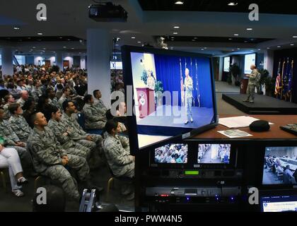 Us Air Force Generalleutnant John Thompson, der Kommandant der Raum und Missile Systems Center und Executive Officer für den Platz an der Los Angeles Air Force Base Schriftsatz zivile und militärische Mitglieder bei seinem ersten SMC Alle Call am 20. Juni 2017, in El Segundo, Calif. Stockfoto