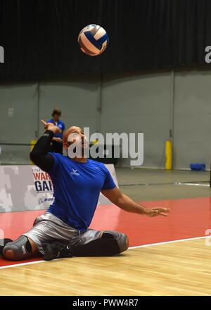 CHICAGO (29. Juni 2017) - Air Force Master Sgt. Jarod Jones bereitet einen in einem Spiel sitzen - Volleyball für das DoD Krieger Spiele dienen. Die Parkersburg, West Virginia gebürtige ist nur ein verwundeter Krieger aus der Air Force Team im Wettbewerb konkurrieren. Mehr als 250 anderen Athleten in die Spiele, die am Freitag beginnen. Der Krieger Spiele sind eine Möglichkeit, die Fortschritte, die Verwundeten zu präsentieren - servicemembers haben in Ihrer Erholung durch Leistungssport gemacht. ( Stockfoto