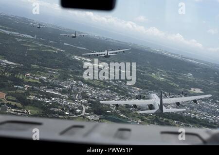 Us Air Force MC-130J Commando IIs aus dem 17 Special Operations Squadron in fünf Flugzeuge Bildung Juni 22, 2017 vor der Küste von Okinawa, Japan, während einer Messe Start Training Mission. Der MC-130J Commando II ist ein multi-mission combat Transport/Special Operations Tanker dazu in der Lage, eine Nutzlast von 42.000 Pfund. Stockfoto