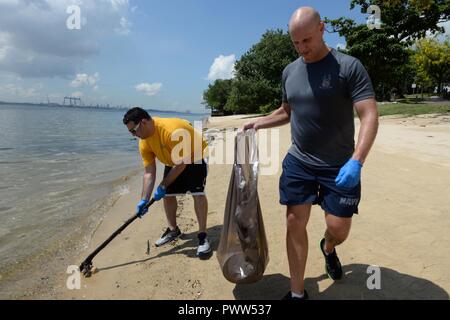 Seeleute aus dem Singapur Bereich Koordinator (SAC) nahm an der Küste von Singapurs Sembawang Park, 28. Juni 2017, für eine gemeinschaftsweite Strand Reinigungbemühung. Die reinigungbemühung, koordiniert von der First Class Petty Officer Association (FCPOA), versammelten sich fast ein Dutzend Segler, sammelte mehr als 10 grosse Säcke mit Müll, Plastik- und Glasflaschen, Holz, Styropor und anderen Müll entlang der Küstenlinie des Parks. (Offizielle Stockfoto