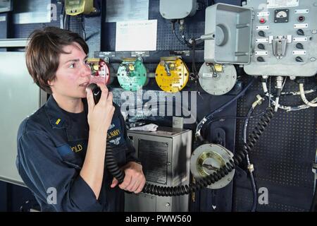 Wasser weg von Guam (26. Juni 2017), der Stern Selbey Arnold, von Everett, Washington, Adressen Mitglieder der Besatzung an Bord der Arleigh-Burke-Klasse geführte Anti-raketen-Zerstörer USS Kidd (DDG100) mit Intercom System des Schiffs und 1 MC. Kidd ist derzeit auf einer laufenden Periode in der Siebten Flotte Bereich der Operationen. Die US-Marine hat die Indo-Asia - Pazifik routinemäßig für mehr als 70 Jahre patrouillierten die Förderung von Frieden und Sicherheit in der Region. ( Stockfoto