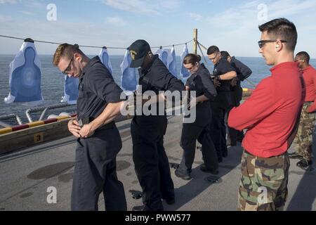 Atlantischer Ozean (27. Juni 2017) Segler vorbereiten M9 Pistole Zeitschriften während einer Live Fire Übung auf dem Flugdeck des Amphibious Assault ship USS Kearsarge (LHD3). Kearsarge Routine an Bord Unterwegs ist die Durchführung von Zertifizierungen. ( Stockfoto