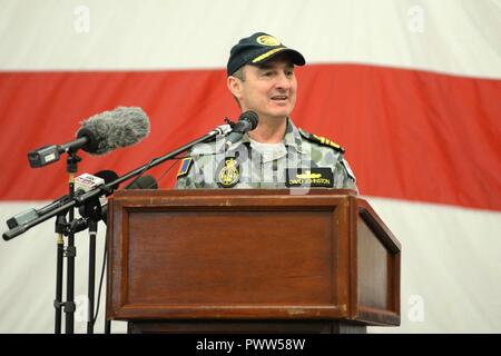 CORAL SEA (29. Juni 2017) der Royal Australian Navy Vice Adm. David Johnston, Australian Defence Force Chief von Gemeinsamen Aktionen, bei der Rede während der Talisman Sabre Eröffnungsfeier 2017 auf der Amphibisches Schiff USS BONHOMME RICHARD (LHD6). Talisman Säbel ist eine Biennale USA - Australien bilaterale militärische Übung, verbindet ein Feld Training und Kommandostellenübung Interoperabilität und zur Stärkung der Grundsätze der amerikanisch-australische Bündnis zu wahren. Stockfoto