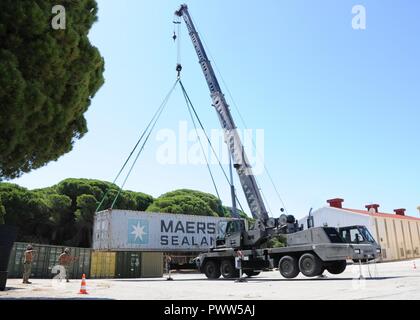 NAVAL STATION Rota, Spanien (26. Juni 2017) Seabees, Naval Mobile Konstruktion Bataillon (NMCB) 1, Kran heben Operations bei der Werft das Bataillon durchführen, Camp Mitchell zugewiesen, an der Naval Station Rota, Spanien am 26. Juni 2017. NMCB 1 Vorwärts bereitgestellt Bau der humanitären Hilfe und der ausländischen Hilfe auszuführen, spezifische Maßnahmen zur Bekämpfung Service Support und Theater Sicherheit Zusammenarbeit zur Unterstützung der US-European Command. ( Stockfoto