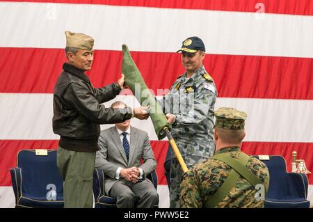 CORAL SEA (29. Juni 2017) Adm. B. Harry Harris, Kommandeur der US Pacific Command (FIRMA PACOM), links, und der Royal Australian Navy Vice Adm. David Johnston, Australian Defence Force Chief von Gemeinsamen Aktionen, rechts, Unsheathe die zeremoniellen Talisman Sabre 2017 Flagge während der Talisman Sabre Eröffnungsfeier 2017 auf der Amphibisches Schiff USS BONHOMME RICHARD (LHD6). Talisman Säbel ist eine Biennale USA - Australien bilaterale militärische Übung, verbindet ein Feld Training und Kommandostellenübung Interoperabilität und zur Stärkung der Grundsätze der US-Austral zu wahren Stockfoto