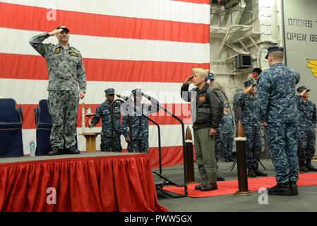 CORAL SEA (29. Juni 2017) der Royal Australian Navy Vice Adm. David Johnston, Links, Australian Defence Force chief von gemeinsamen Aktionen, begrüßt Adm. B. Harry Harris, Kommandeur der US Pacific Command, als er an Bord geleitet wird während der Talisman Sabre 2017 Eröffnungsfeier an Bord der Amphibisches Schiff USS BONHOMME RICHARD (LHD6). Die biennale USA - Australien bilaterale militärische Übung, verbindet ein Feld Training und Kommandostellenübung Interoperabilität und zur Stärkung der Grundsätze der amerikanisch-australische Bündnis zu wahren. ( Stockfoto
