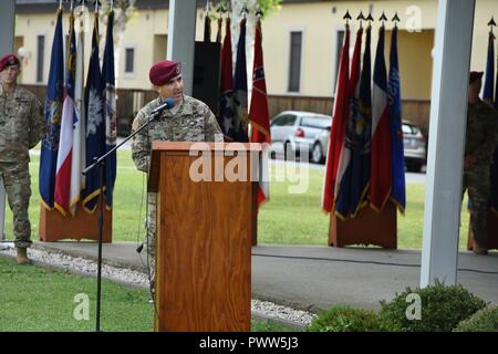 Us Armee Fallschirmjäger Col. Gregory K. Anderson, Kommandant der 173Rd Airborne Brigade, spricht während der Änderung der Befehl Zeremonie für 1 503rd Infanterie in der Caserma Ederle C. in Vicenza, Italien, 29. Juni 2017. Die 173Rd Airborne Brigade, in Vicenza, Italien, ist die Armee Contingency Response Force in Europa, und ist in der Lage, Kräfte projizieren die vollständige Palette der militärischen Operationen in den Vereinigten Staaten der Europäischen, Zentralen und Afrika Befehle Verantwortungsbereiche zu führen. Stockfoto