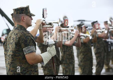 Us Marine Corps III Marine Expeditionary Force Band tritt bei einem Wechsel des Befehls Zeremonie auf der Marine Corps Air Station Futenma, Okinawa, Japan, 29. Juni 2017. Generalmajor Sanborn wurde als kommandierender General der 1. Marine Flugzeugflügel von Brig erleichtert. Gen. Thomas D. Weidley. Stockfoto