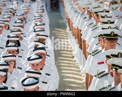 ANNAPOLIS, Md (29. Juni 2017) Eingehende plebes und Midshipmen 1. Klasse der Führung in den Amtseid Zeremonie teilnehmen, während der Induktion Tag (I-Tag) 2017. Induktion Tag ist der Beginn der Plebe Sommer sechs Wochen der Ausbildung soll den Studierenden der Übergang von der zivilen zur militärischen Leben. ( Stockfoto