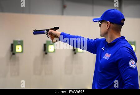 Us Air Force Veteran Adam Nuestro Refugio, einem ehemaligen besondere Mission aviator Master Sergeant aus Hamilton, OH, zielt darauf ab, seine Pistole während der Dreharbeiten Wettbewerb Warm-up am 2017 Krieger spiele Juni 30, 2017 am McCormick Place-Lakeside Center, Chicago, Illinois rund 250 schwer verletzt, Kranken und Verletzten service Mitglieder und Veteranen im diesjährigen Wettbewerb teilnehmen werden, die die Armee, Marine Corps, Navy, Küstenwache, Air Force und US Special Operations Command. Stockfoto