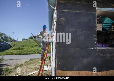 Us Air Force Maj. Matthew Lee, ein Offizier mit dem 128 Luftbetankung Flügel Bauingenieur Squadron, Wisconsin Air National Guard, Rips tattered Abstellgleis von einem Haus renoviert 22. Juni 2017, die auf die Krähe innovative Readiness Training Baustelle. Die Krähe IRT ist ein Einsatz für die Ausbildung, das Training und die Bereitschaft für militärisches Personal, während die öffentlich-rechtlichen Anforderungen. Stockfoto