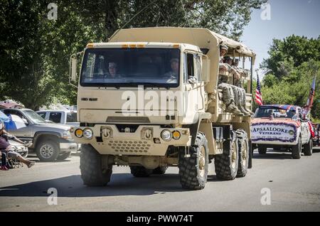 Flieger mit Die 128 Luftbetankung Flügel Bauingenieur Squadron, Wisconsin Air National Guard und einen Montana Army National Scots Guards in die Krähe Reservierung Parade 23. Juni 2017 teilnehmen, an der Crow Agency in Montana. Stockfoto