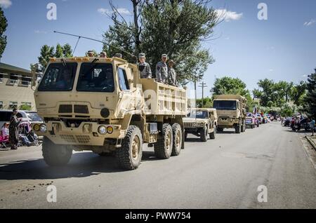 Flieger mit Die 128 Luftbetankung Flügel Bauingenieur Squadron, Wisconsin Air National Guard und einen Montana Army National Scots Guards in die Krähe Reservierung Parade 23. Juni 2017 teilnehmen, an der Crow Agency in Montana. Stockfoto