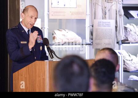 Gen. Mike Holmes, Commander, Air Combat Command, bietet Erläuterungen während der Silver Star Medaille Präsentation für pensionierte Luftwaffe Oberstleutnant Gregory Thornton am nationalen Museum der United States Air Force in Dayton, Ohio, 30. Juni 2017. Thornton erhielt die Metall für seine Aktionen am 6. April 2003 Während die "33", das Rufzeichen für ein Forward air Controller zu Task Force 2nd Battalion, 69th Armor, während der Kampfhandlungen im Irak. Der Silver Star ist der dritte höchste Auszeichnung für Tapferkeit im Militär. Stockfoto