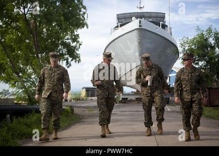 Us Marine Oberst Michael V. Samarov, Mitte links, der Kommandant von Special Purpose Marine Air-Ground Task Force - Southern Command, Touren La Union Naval Base in La Union, El Salvador, 26. Juni 2017, mit der US-Marine Kapitän Erik S. Brinker, Links, El Salvador Liaison Officer, SPMAGTF - SC; US Marine Kapitän Theodore J. Hardy, Offizier mit der El Salvador Loslösung, Zusammenarbeit im Bereich der Sicherheit Training Team, SPMAGTF-SC, Mitte rechts, und US-Marine Sgt. Maj. Glenn D. Bragg, der SPMAGTF-SC Sergeant Major. Samarov met mit verschiedenen Elementen seiner Einheit und verschiedenen wichtigen Führungskräften während seiner circulat Stockfoto