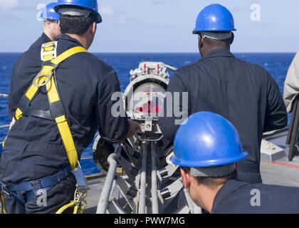 Wasser weg von Guam (28. Juni 2017) Segler der Arleigh-Burke-Klasse geführte Anti-raketen-Zerstörer USS Pinckney (DDG91) laden Sie eine MK 46 Torpedo in eine Surface Vessel Torpedo tube. Pinckney ist derzeit in der 7.Flotte Bereich der Operationen. Die US-Marine hat die Indo-Asia - Pazifik routinemäßig für mehr als 70 Jahre patrouillierten die Förderung von Frieden und Sicherheit in der Region. ( Stockfoto