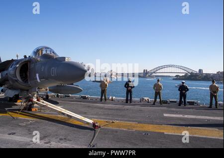 SYDNEY, Australien (29. Juni 2017) Matrosen und Marines die Schienen Mann an Bord der Amphibisches Schiff USS BONHOMME RICHARD (LHD6) als das Schiff in Sydney, Australien eintrifft. Bonhomme Richard ist Flaggschiff der expeditionary strike Group, die in Sydney US-australischen Beziehungen vor der bilateralen Training Talisman Sabre zu gelangen. ( Stockfoto