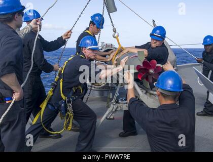 Wasser weg von Guam (28. Juni 2017) Segler der Arleigh-Burke-Klasse geführte Anti-raketen-Zerstörer USS Pinckney (DDG91) laden Sie eine MK 46 Torpedo in eine Surface Vessel Torpedo tube. Pinckney ist derzeit in der 7.Flotte Bereich der Operationen. Die US-Marine hat die Indo-Asia - Pazifik routinemäßig für mehr als 70 Jahre patrouillierten die Förderung von Frieden und Sicherheit in der Region. ( Stockfoto