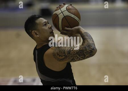 U.S. Army veteran Jhoonar Barrera Praktiken Rollstuhl Basketball für die Abteilung 2017 der Verteidigung Krieger Spiele in Chicago, Illinois, 29. Juni 2017. Der DOD-Krieger Spiele sind eine jährliche Veranstaltung, die Verwundeten, Kranken und Verletzten service Mitglieder und Veteranen im Paralympischen Stil Sportarten wie Bogenschießen, Radfahren, Feld, Schießen, Sitzen, Volleyball, Schwimmen, Schiene und Rollstuhl Basketball. Stockfoto