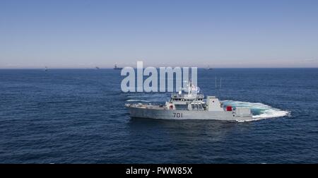 Atlantischer Ozean (27. Juni 2017) Die Royal Canadian Navy Kingston-Klasse maritimen Küstenschutz Schiff HMCS Glace Bay (MM701) die Durchfuhr den Atlantik während ein Foto Übung mit dem Flugzeugträger USS Dwight D. Eisenhower (CVN 69) (IKE). Ike ist unterwegs die Durchführung eines bilateralen Gruppe segeln im Rahmen der 150-Jahr-Feier. ( Stockfoto