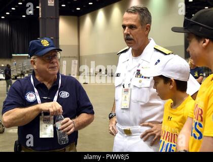 CHICAGO (1. Juli 2017) - U.S. Navy hinten Adm. Matthew O'Keefe spricht mit Team Navy Trainer Thomas Ciarula am Departement für Verteidigung Krieger Spiele in Chicago, Juli 01. Der DoD-Krieger Spiele sind eine jährliche Veranstaltung, die Verwundeten, Kranken und Verletzten service Mitglieder und Veteranen im Paralympischen zu konkurrieren - style Sport einschließlich Bogenschießen, Radfahren, Feld, Schießen, Sitzen, Volleyball, Schwimmen, Schiene und Rollstuhl Basketball. Stockfoto