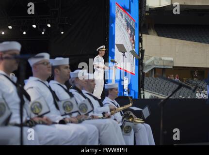 CHICAGO (Juli 01,2017) - Leiter der Marineoperationen Adm. John M. Richardson Adressen das Publikum bei der Eröffnung der Abteilung 2017 der Verteidigung Krieger spielen. Der DoD-Krieger Spiele sind eine jährliche Veranstaltung, die Verwundeten, Kranken und Verletzten service Mitglieder und Veteranen im Paralympischen zu konkurrieren - style Sport einschließlich Bogenschießen, Radfahren, Feld, Schießen, Sitzen, Volleyball, Schwimmen, Schiene und Rollstuhl Basketball. Stockfoto