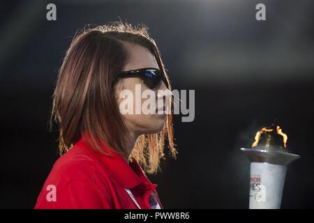 Marine Corps veteran Sarah Seitenruder trägt die Abteilung 2017 der Verteidigung Krieger spiele Taschenlampe in Soldier Field in Chicago Juli 1, 2017. Der DoD-Krieger Spiele sind eine jährliche Veranstaltung, die Verwundeten, Kranken und Verletzten service Mitglieder und Veteranen im paralympischen Sport zu konkurrieren - Stil. Stockfoto