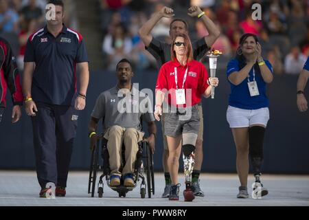 Marine Corps veteran Sarah Seitenruder trägt die Abteilung 2017 der Verteidigung Krieger spiele Taschenlampe in Soldier Field in Chicago Juli 1, 2017. Der DoD-Krieger Spiele sind eine jährliche Veranstaltung, die Verwundeten, Kranken und Verletzten service Mitglieder und Veteranen im paralympischen Sport zu konkurrieren - Stil. Stockfoto