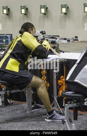 U.S. Army Staff Sgt. Altermese Kendrick, am Fort Sam Houston, Texas stationiert, zielt mit Ihrem Luftgewehr während der Dreharbeiten Wettbewerb für die Abteilung 2017 der Verteidigung Krieger Spiele in Chicago, Illinois, USA, 1. Juli 2017. Der DOD-Krieger Spiele sind eine jährliche Veranstaltung, die Verwundeten, Kranken und Verletzten service Mitglieder und Veteranen im Paralympischen Stil Sportarten wie Bogenschießen, Radfahren, Feld, Schießen, Sitzen, Volleyball, Schwimmen, Schiene und Rollstuhl Basketball. Stockfoto