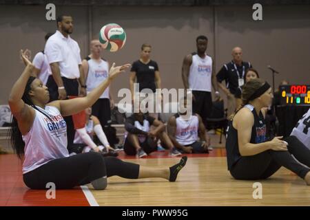 Us-Armee SPC. Stephanie Morris, von Bethesda, Md., nimmt an der Sitzung volleyball Wettbewerb für die Abteilung 2017 der Verteidigung Krieger Spiele in Chicago, Illinois, Juli 1, 2017. Der DOD-Krieger Spiele sind eine jährliche Veranstaltung, die Verwundeten, Kranken und Verletzten service Mitglieder und Veteranen im Paralympischen Stil Sportarten wie Bogenschießen, Radfahren, Feld, Schießen, Sitzen, Volleyball, Schwimmen, Schiene und Rollstuhl Basketball. Stockfoto