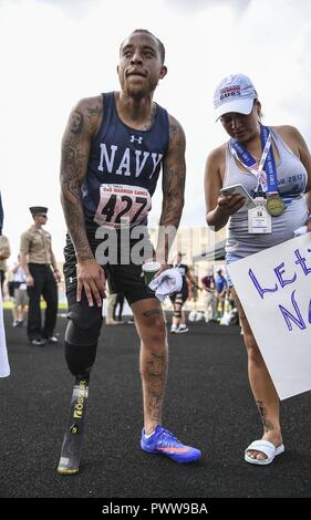 CHICAGO (2. Juli 2017) Bau Elektriker 2. Klasse Alan Thomas ruht nach Laufen für Team Marine während der 2017 Krieger Spiele bei Lane Stadium in Chicago. Team Navy besteht aus Sportlern aus Navy verwundeten Krieger - Safe Harbor, einzige Organisation der Marine, die für die Koordination der nicht-medizinischen Versorgung schwer Verwundete, Kranke und Verletzte Segler und Küstenwache Mitglieder, Bereitstellung von Ressourcen und Unterstützung ihrer Familien. ( Stockfoto