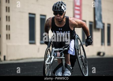 U.S. Army veteran Jhoonar Barrera Rennen im Rollstuhl Rennrad für die Abteilung 2017 der Verteidigung Krieger Spiele in Chicago, Illinois, USA, 2. Juli 2017. Der DOD-Krieger Spiele sind eine jährliche Veranstaltung, die Verwundeten, Kranken und Verletzten service Mitglieder und Veteranen im Paralympischen Stil Sportarten wie Bogenschießen, Radfahren, Feld, Schießen, Sitzen, Volleyball, Schwimmen, Schiene und Rollstuhl Basketball. Stockfoto