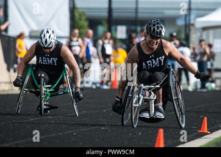 U.S. Army veteran Jhoonar Barrera Rennen im Rollstuhl Rennrad für die Abteilung 2017 der Verteidigung Krieger Spiele in Chicago, Illinois, USA, 2. Juli 2017. Der DOD-Krieger Spiele sind eine jährliche Veranstaltung, die Verwundeten, Kranken und Verletzten service Mitglieder und Veteranen im Paralympischen Stil Sportarten wie Bogenschießen, Radfahren, Feld, Schießen, Sitzen, Volleyball, Schwimmen, Schiene und Rollstuhl Basketball. Stockfoto