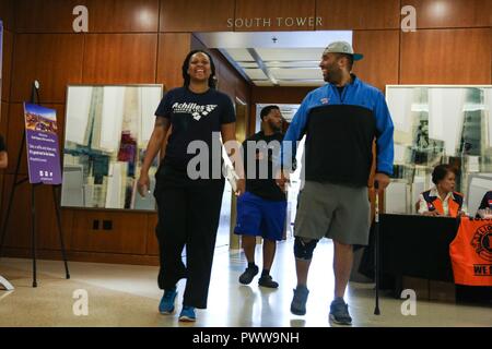 Us-Armee SPC. Stephanie Morris, von Bethesda, Md., Sgt. Christopher McGinnis, von Bethesda, Md., Ankunft in Ihrem Hotel, bevor die Abteilung 2017 der Verteidigung Krieger Spiele in Chicago, Illinois, 28. Juni 2017. Der DOD-Krieger Spiele sind eine jährliche Veranstaltung, die Verwundeten, Kranken und Verletzten service Mitglieder und Veteranen im Paralympischen Stil Sportarten wie Bogenschießen, Radfahren, Feld, Schießen, Sitzen, Volleyball, Schwimmen, Schiene und Rollstuhl Basketball. Stockfoto