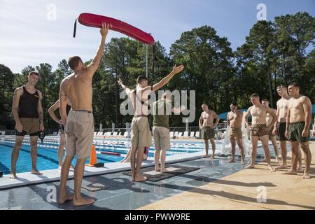 Marine Corps Ausbilder von Wasser überleben, die dem zugeordnet 2. Marine Flugzeugflügel zeigen, wie ein Opfer im Wasser Survival-Advanced (WSA) Training im Marine Corps Air Station Cherry Point, N.C., 29. Juni 2017 zu retten. WSA ist ein Kurs, der Tests Marines auf Anschläge, Distanz schwimmen, und ihre Fähigkeit, distressed Marines im realen Leben Szenarien zu retten. Stockfoto