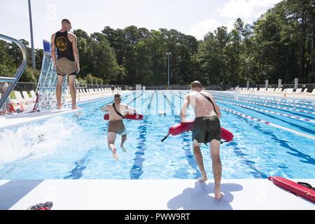 Eine Marine Corps Instructor von Wasser überleben zum 2. Marine Flugzeugflügel zugeordnet rescue Übungen im Wasser Survival-Advanced (WSA) Ausbildung bei der Marine Corps Air Station Cherry Point, N.C., 29. Juni 2017 überwacht. WSA ist ein Kurs, der Tests Marines auf Anschläge, Distanz schwimmen, und ihre Fähigkeit, distressed Marines im realen Leben Szenarien zu retten. Stockfoto