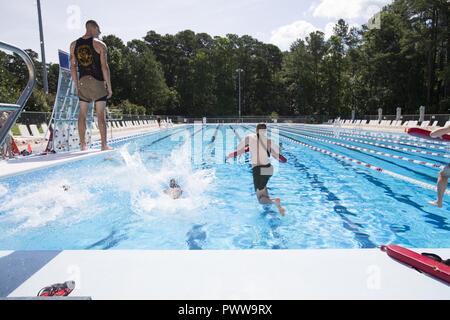 Us-Marines zum 2. Marine Flugzeugflügel verhalten Wasserrettung Bohrer während Wasser Survival-Advanced (WSA) Training im Marine Corps Air Station Cherry Point, N.C., 29. Juni 2017 vergeben. WSA ist ein Kurs, der Tests Marines auf Anschläge, Distanz schwimmen, und ihre Fähigkeit, distressed Marines im realen Leben Szenarien zu retten. Stockfoto