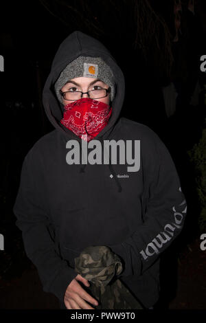 Halloween Tricks oder Treater kostümierten als Räuber Banditen mit Halstuch über Mund tragen eine warme Jacke an einem kalten Nacht. St. Paul Minnesota MN USA Stockfoto