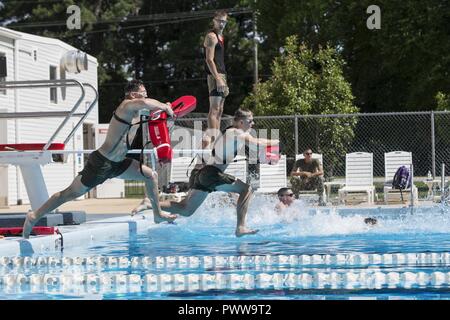 Us-Marines zum 2. Marine Flugzeugflügel verhalten Wasserrettung Bohrer während Wasser Survival-Advanced (WSA) Training im Marine Corps Air Station Cherry Point, N.C., 29. Juni 2017 vergeben. WSA ist ein Kurs, der Tests Marines auf Anschläge, Distanz schwimmen, und ihre Fähigkeit, distressed Marines im realen Leben Szenarien zu retten. Stockfoto