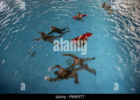 Us-Marines zum 2. Marine Flugzeugflügel verhalten Wasserrettung Bohrer während Wasser Survival-Advanced (WSA) Training im Marine Corps Air Station Cherry Point, N.C., 29. Juni 2017 vergeben. WSA ist ein Kurs, der Tests Marines auf Anschläge, Distanz schwimmen, und ihre Fähigkeit, distressed Marines im realen Leben Szenarien zu retten. Stockfoto