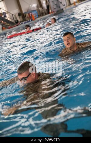 Us-Marines zum 2. Marine Flugzeugflügel verhalten Wasserrettung Bohrer während Wasser Survival-Advanced (WSA) Training im Marine Corps Air Station Cherry Point, N.C., 29. Juni 2017 vergeben. WSA ist ein Kurs, der Tests Marines auf Anschläge, Distanz schwimmen, und ihre Fähigkeit, distressed Marines im realen Leben Szenarien zu retten. Stockfoto
