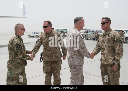 U.S. Army Command Sgt. Maj. John W. Troxell, Senior Soldaten Berater des Vorsitzenden des Generalstabs und des US Marine Corps Gen. Joseph F. Dunford, Jr., Vorsitzender des Generalstabs, grüße U.S. Army Brig. Gen. Chuck Aris, Trainieren, beraten, unterstützen, Befehl-Kommandierende General, U.S. Army Oberst Larry Burris, Trainieren, beraten, unterstützen den Befehl - Süd Stellvertretender Kommandant, bei der Ankunft am Flugplatz Kandahar, Afghanistan, 28. Juni, 2017. Gen. Dunford reisten in das Land treffen mit USA, Koalition, und afghanischen Führern. Stockfoto