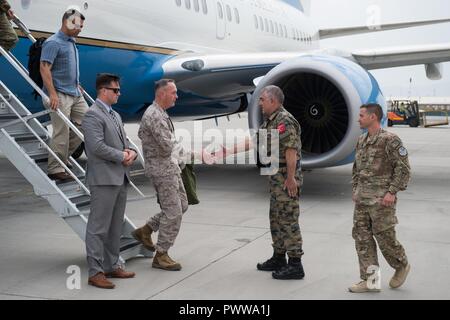 Us Marine Corps Gen. Joseph F. Dunford, Jr., Vorsitzender des Generalstabs, Schritte, in Kabul, Afghanistan, 26. Juni 2017 ein US Air Force C-40 B und ist der Türkischen Luftwaffe Brig begrüßt. Gen. Murat Selçuk ÇOL, Kommandant von Hamid Karzai International Airport, und US Air Force Colonel Stein. Gen. Dunford reisten in das Land treffen mit USA, Koalition, und afghanischen Führern. Stockfoto