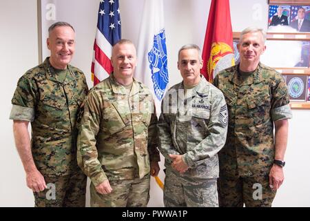 US Marine Corps General Joseph F. Dunford, Jr., Vorsitzender der Joint Chiefs Of Staff, US Armee Command Sergeant Major John W. Troxell, einberufene Seniorberater an den Vorsitzenden der Joint Chiefs Of Staff, US Air Force Chief Master Sgt. Ramon "CZ" Colon-Lopez, US Africa Command (EINGEGRENZTEN) Senior meldete Führer und US Marine Corps General Thomas D. Waldhauser, EINGEGRENZTEN Commander , nach einem Besuch in den Befehl in Stuttgart, Deutschland, 29. Juni 2017 für ein Gruppenfoto posieren. Gen Dunford und Command Sergeant Major Troxell besucht EINGEGRENZTEN und U.S. European Command, nachdem er mehrere Tage in Afghanis Stockfoto