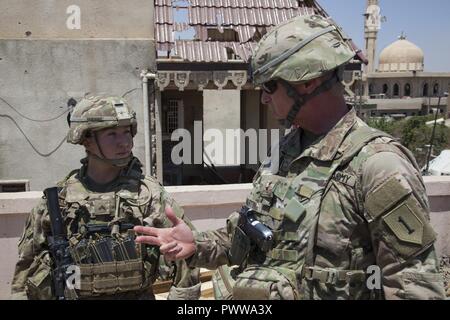 US-Armee Generalmajor Joseph Martin, Kommandierender general der kombiniert Joint Forces Land Component Command und der 1st Infantry Division, Adressen ein Fallschirmjäger eingesetzt zur Unterstützung kombiniert Joint Task Force – Betrieb innewohnende zu beheben, und während ihrer Beförderung in den Rang eines Sergeant in Mosul, Irak, 1. Staffel, 73. Kavallerie-Regiment, 2nd Brigade Combat Team, 82nd Airborne Division zugewiesen , 29. Juni 2017. Die 2. BCT, 82. Abn. Div., ermöglicht irakischen Sicherheitspartner Kraft durch die beraten und unterstützen Mission beitragen, Planung, Intelligenzansammlung und Analyse, zwingen protectio Stockfoto