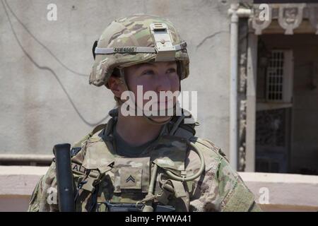 Ein US-Army Fallschirmjäger eingesetzt zur Unterstützung kombiniert Joint Task Force – Betrieb innewohnende zu beheben, und 1. Staffel zugeordnet, 73. Kavallerie-Regiment, 2nd Brigade Combat Team, 82nd Airborne Division, hört Generalmajor Joseph Martin während ihrer Beförderung in den Rang eines Sergeant in Mosul, Irak, 29. Juni 2017. Die 2. BCT, 82. Abn. Div., ermöglicht irakischen Sicherheitspartner Kraft durch die beraten und unterstützen Mission beitragen, Planung, Intelligenzansammlung und Analyse, zwingen, Schutz und Präzision wird ausgelöst, um die militärische Niederlage der ISIS zu erreichen. CJTF-OIR ist der globalen Koalition zur defe Stockfoto