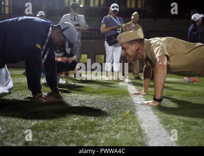Vice Adm. Dixon Smith, stellvertretender Leiter der Marineoperationen, Flotte der Bereitschaft und der Logistik, konkurriert gegen Chief Petty Officer Jason Youngblood, Team Navy Trainer, nachdem die Abteilung 2017 der Verteidigung Krieger Spiele track Events. Der DoD-Krieger Spiele sind eine jährliche Veranstaltung, die Verwundeten, Kranken und Verletzten service Mitglieder und Veteranen im Paralympischen zu konkurrieren - style Sport einschließlich Bogenschießen, Radfahren, Feld, Schießen, Sitzen, Volleyball, Schwimmen, Schiene und Rollstuhl Basketball. Stockfoto